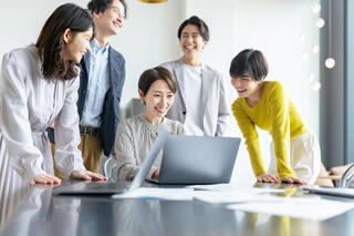 外資系だけじゃない！日本企業が「年賀状」を「クリスマスカード」に変える戦略的理由とは？